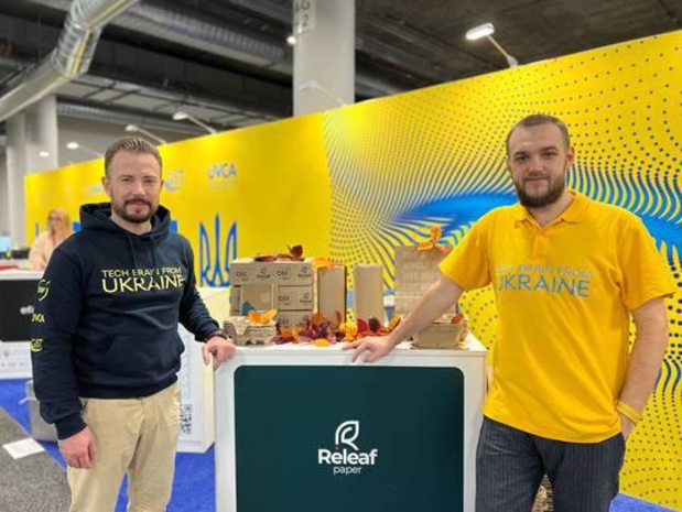 Releaf Paper produceert papier met dode bladeren