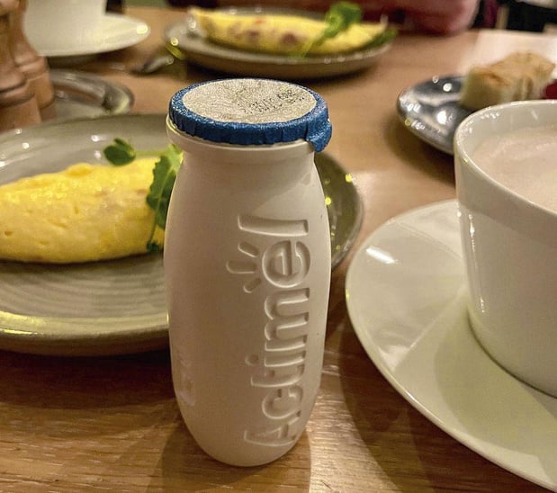 La petite bouteille Actimel désormais sans étiquette 
